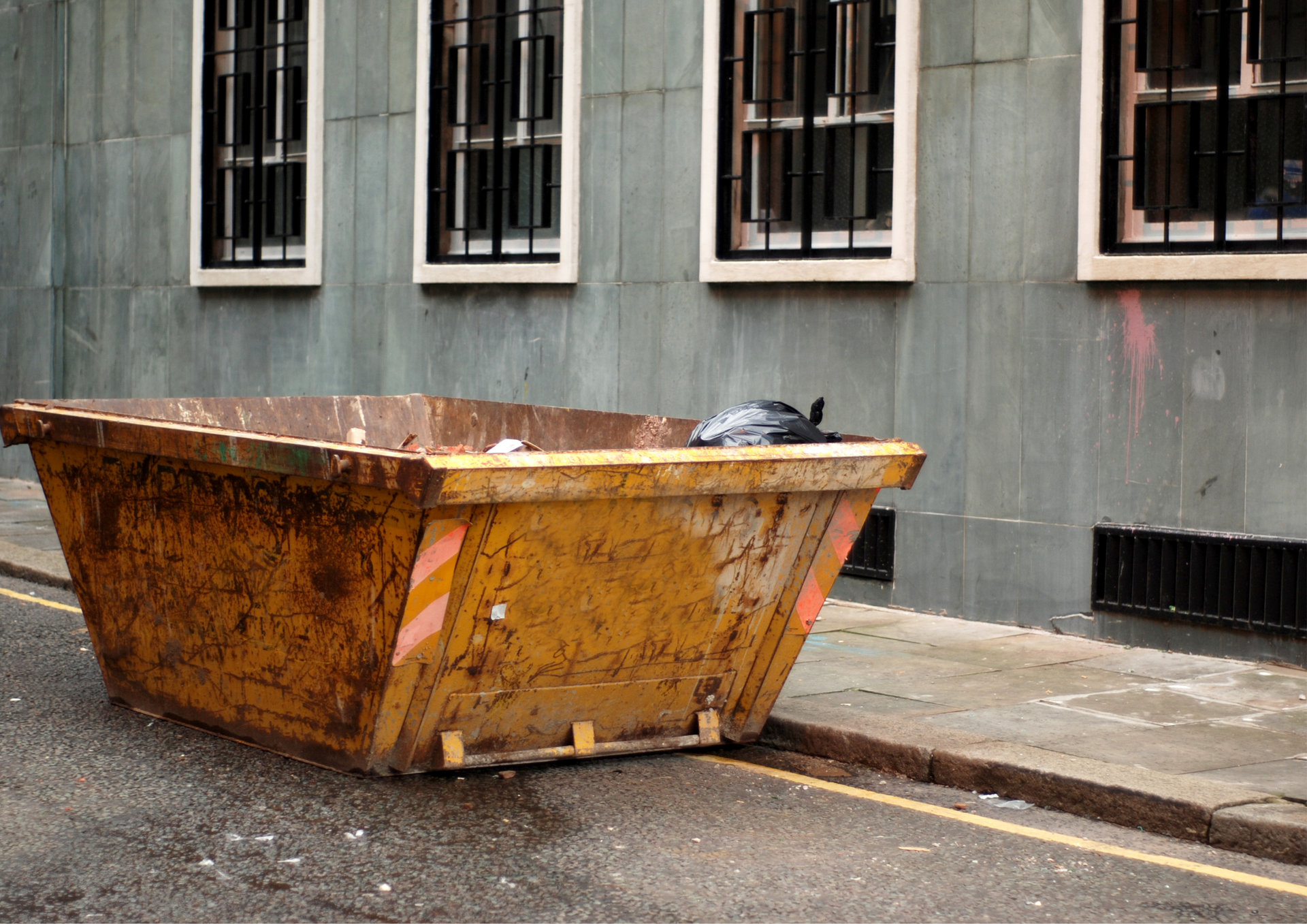 A Guide to What You Can and Can’t Put in Your Large Skip Hire